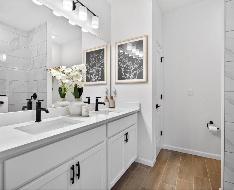 Emerald Primary Bath
