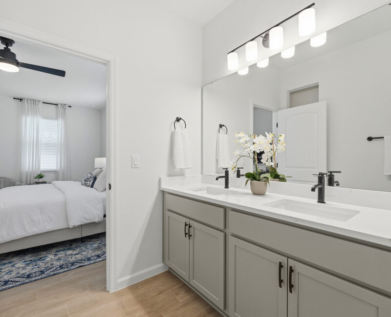 Pearl Primary Bath